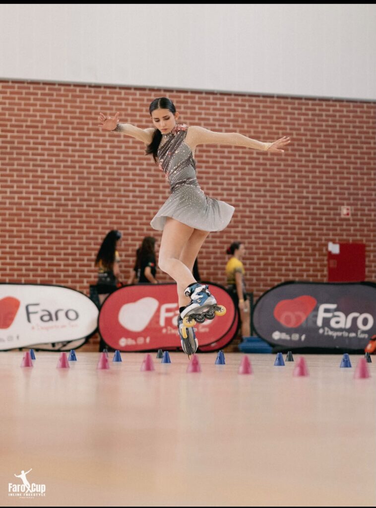 Atleta di Escape On Skate in gara di freestyle slalom alla Faro Cup 2026 in Portogallo