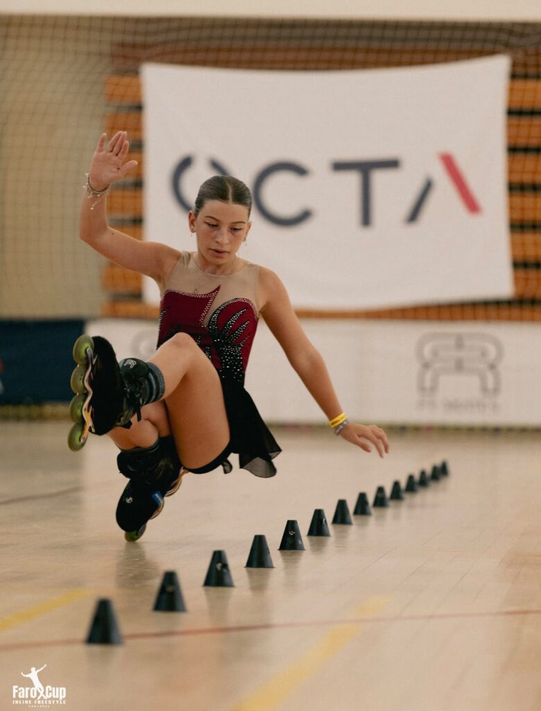 Atleta di Escape On Skate in gara di freestyle slalom alla Faro Cup 2026 in Portogallo